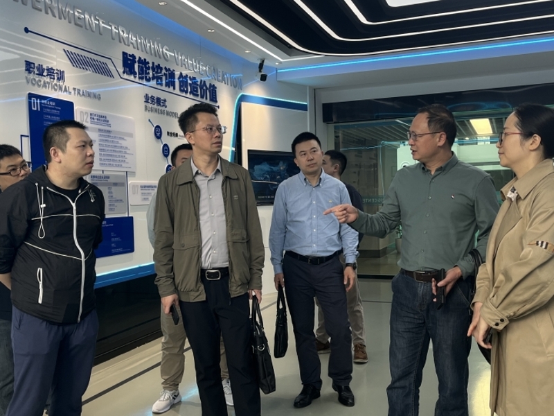 EwVa_1728569600962056138.jpg 3.jpg